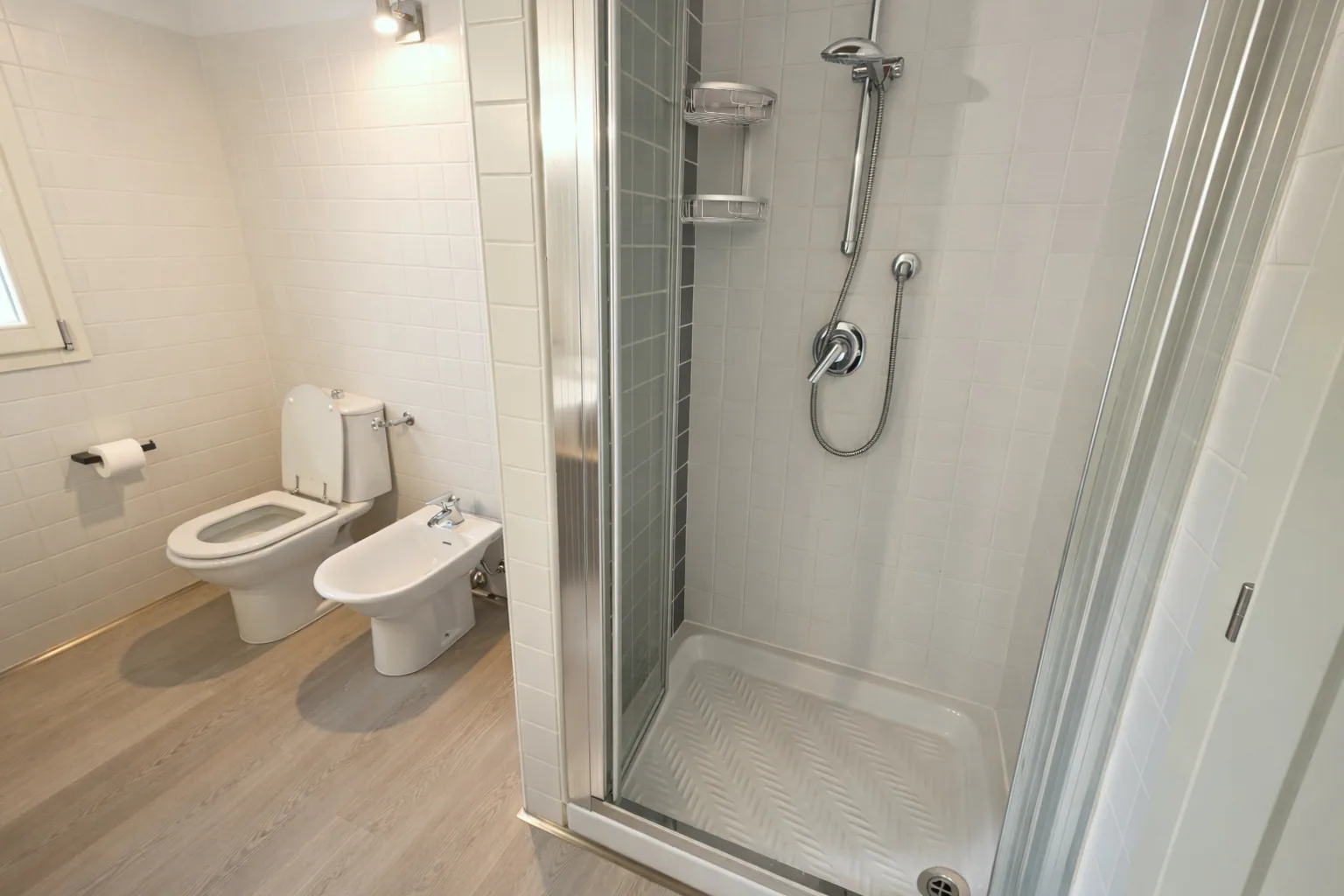 Doccia e sanitari del bagno