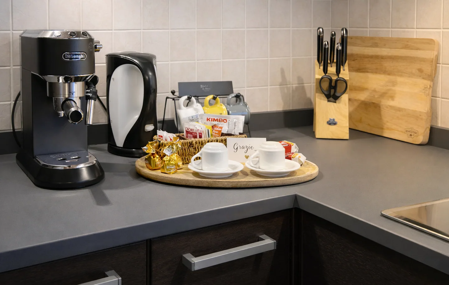 Macchina del caffè, bollitore e kit di benvenuto