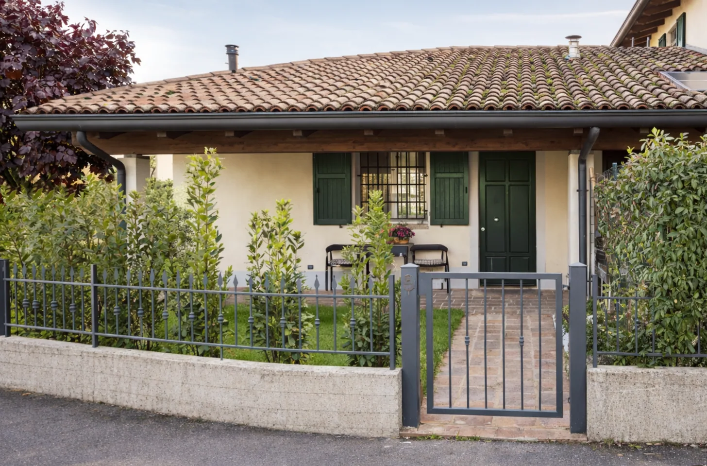 Vista frontale di Ca' dei Coppi con portico e giardino