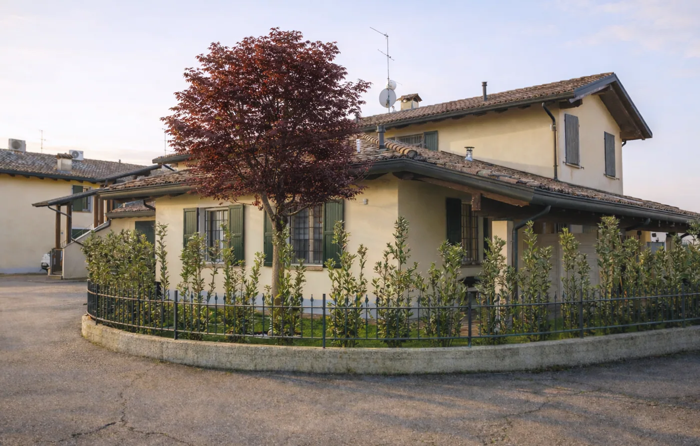 Vista esterna della casa e del portico