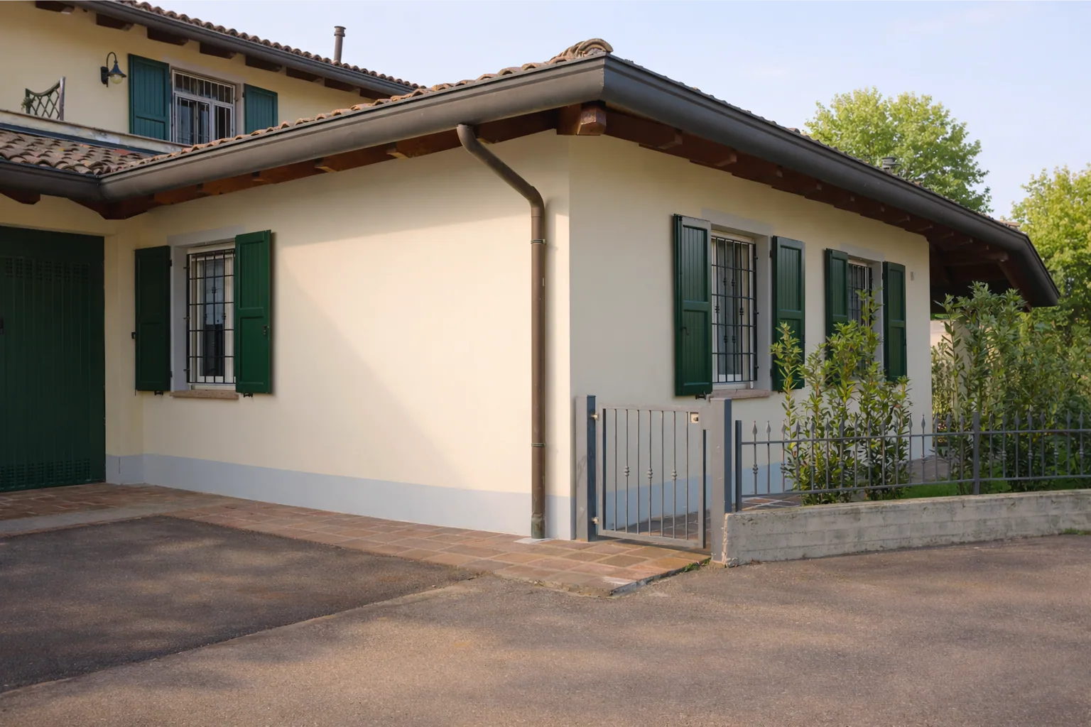 Ingresso laterale e area esterna della casa