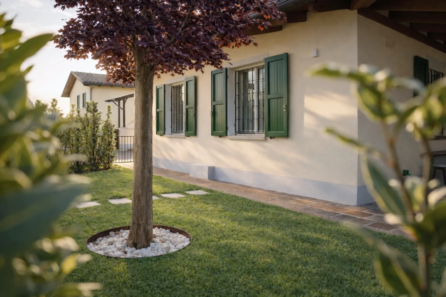Giardino privato con albero e prato