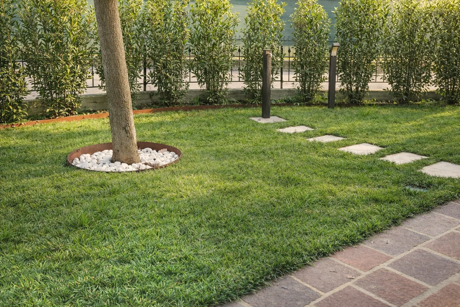 Percorso nel giardino privato