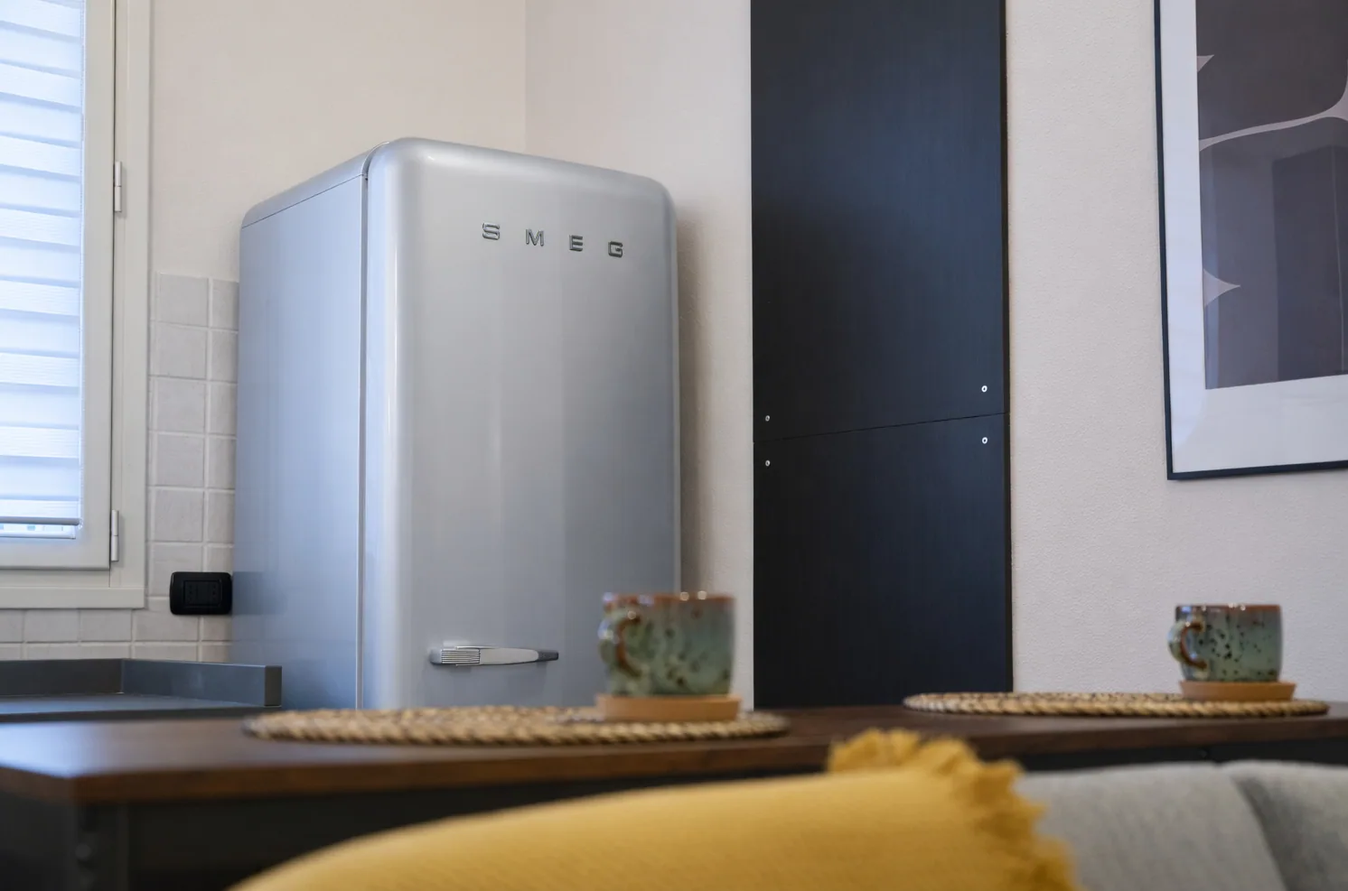 Frigorifero SMEG e tavolo accanto alla cucina