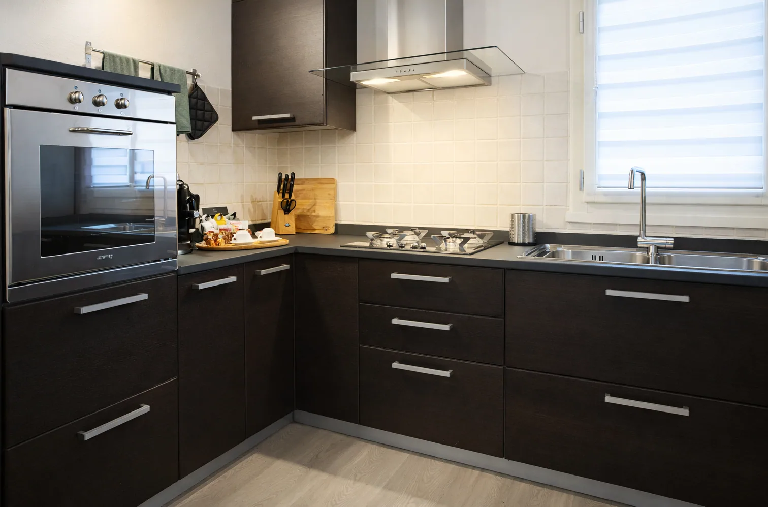 Forno, piano cottura e superficie di lavoro della cucina