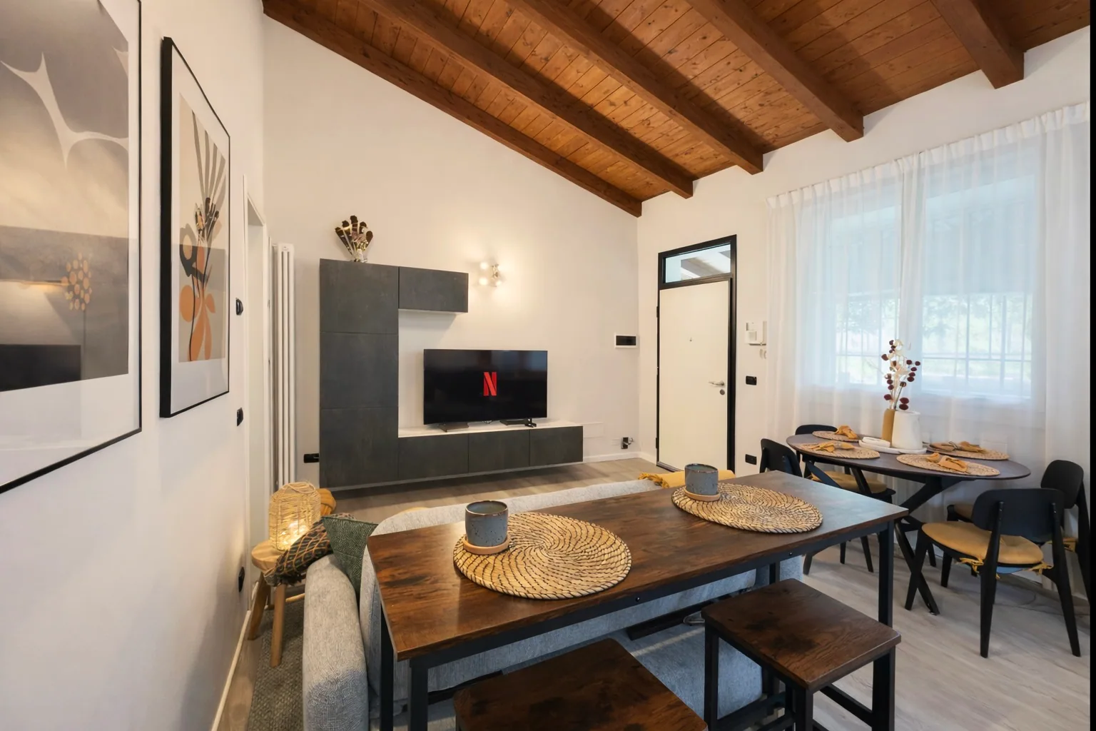 Salotto con televisione e zona pranzo