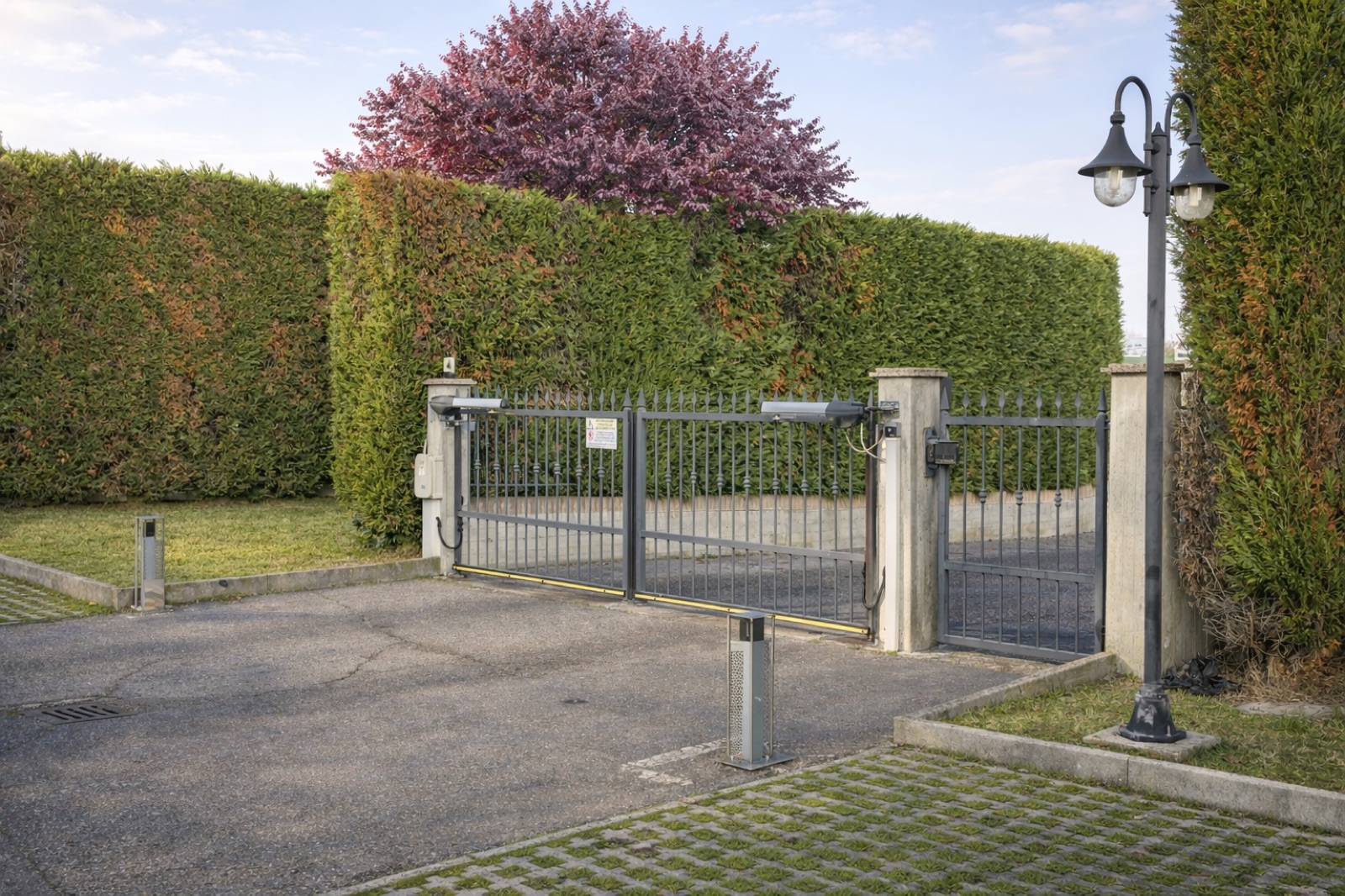 Cancello automatico e parcheggio interno