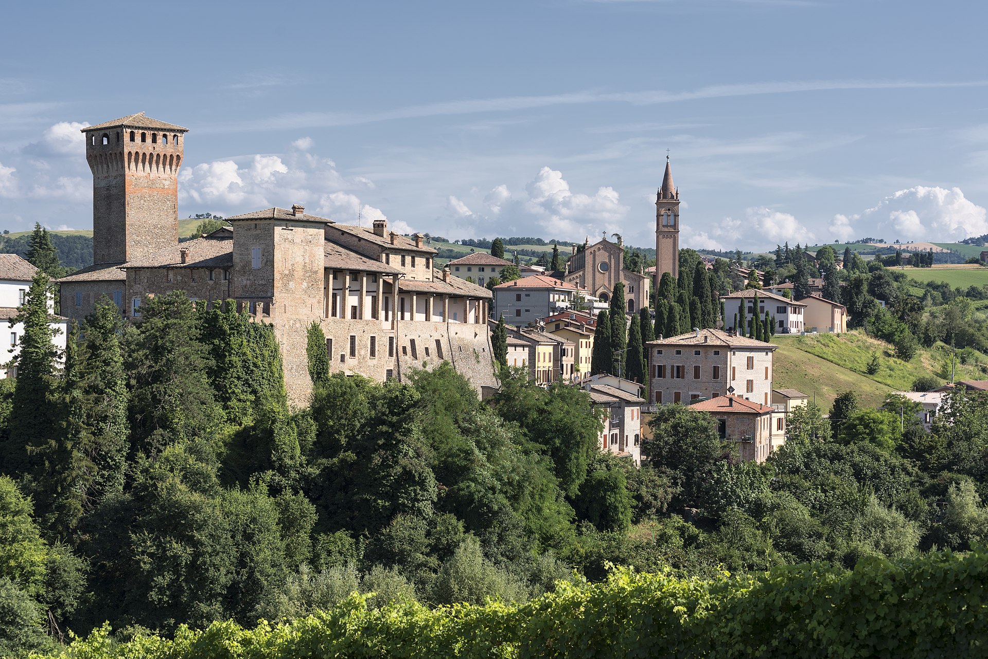 Castello di Levizzano tra le colline modenesi