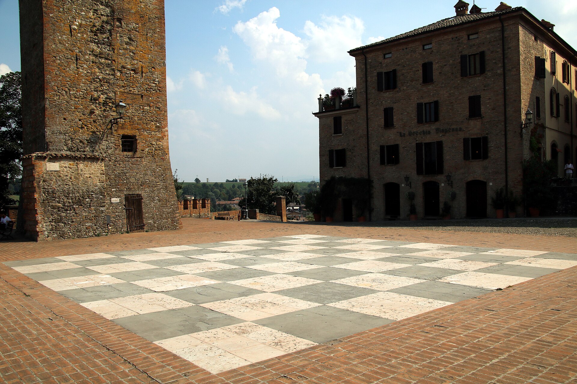 Piazza della Dama nel borgo di Castelvetro